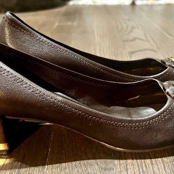 Tory Burch Brown Leather Logo Medallion block heels - size 8.5 - Picture 2 of 5